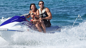 Смотреть жаркий секс зрелой брюнетки на яхте с бизнесменом