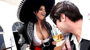 Грудастая латиночка нимфоманка занимается сексом с незнакомцем