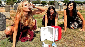 Молодая красивая блондиночка трахается с охранником кладбища на хеллоуин