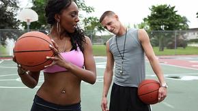 Межрасовый трах с темнокожей брюнеткой с маленькими сиськами