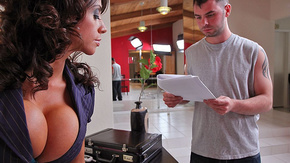 Пышногрудая мулатка занимается развратным сексом с курьером