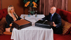 Красивый секс с грудастой бизнес-леди в чулках