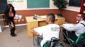 Смотреть порно с черноволосой зрелой сисястой училкой в школе