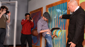 Смотреть порно художника с горячими мамашками