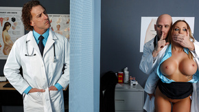 Смотреть горячее порно с пышной медсестрой в больнице