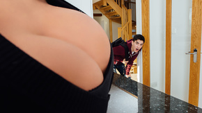 Пышная зрелая мамашка скачет на большом члене