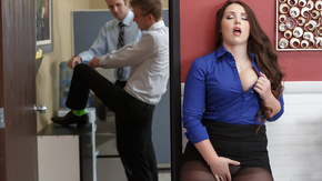 Анальный секс брюнетки с огромной задницей в офисе