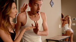 Парень трахнул симпатичную похотливую сестру своей девушки в ванной