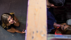 Страстный секс с брюнеткой в туалете клуба